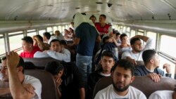 Sejumlah migran asal Honduras yang baru saja dideportasi dari Amerika Serikat duduk di dalam sebuah bus setelah tiba di Bandara Ramon Villeda Morales di San Pedro, Honduras, pada 4 Desember 2024. (Foto: AP/Moises Castillo)