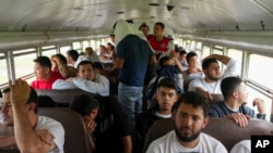 Migrantes hondureños que fueron deportados de Estados Unidos se sientan en un autobús tras llegar al aeropuerto Ramón Villeda Morales, en San Pedro Sula, Honduras, el miércoles 4 de diciembre de 2024.