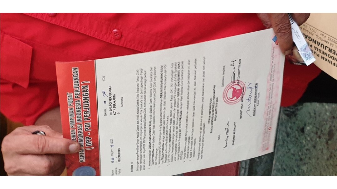 Surat Rekomendasi DPP PDIP untuk pasangan calon Gibran Rakabuming Raka dan Teguh Prakosa di Pilkada Solo 2020. (Foto: VOA/ Yudha Satriawan)