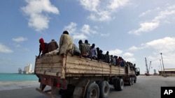 Des ressortissants Nigériens dans le port de Misrata, en Libye, attendent leur évacuation, le 9 juillet 2012.