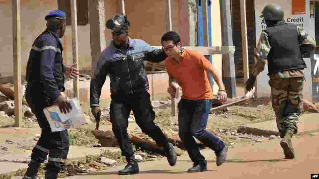 Un des otages libérés de l&#39;hôtel Radisson attaqué par des jihadistes, à Bamako, au Mali, 20 novembre 2015. 