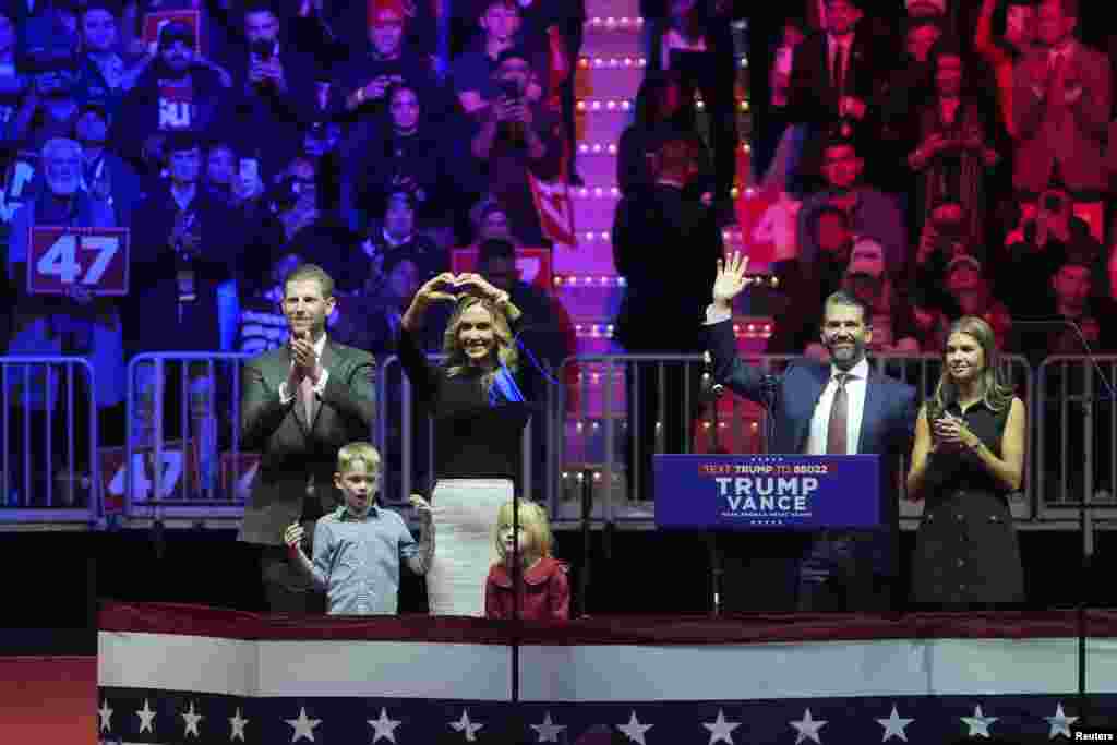 Miembros de la familia de Donald Trump muestra su apoyo al presidente electo en el mitin previo a su toma de posesión.&nbsp;