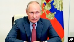 블라디미르 푸틴 러시아 대통령이 14일 모스크바 외곽 집무실 노보 오가르요보에서 안보 회의를 가졌다. 