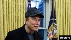 ARCHIVO - Elon Musk habla junto al presidente estadounidense Donald Trump (no en la foto) en la Oficina Oval de la Casa Blanca en Washington, EEUU, el 11 de febrero de 2025. 