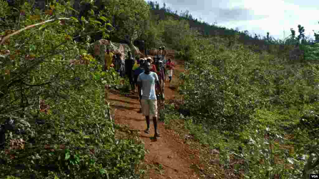 Yon gwoup moun kap viv nan gwòt nan mòn Louwou Jeremi, Ayiti. Moun sa yo pase jounen yo nan lari. Men lè lapli ap tonbe yo antre nan gwòt la pou y al dòmi.