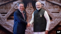 資料照片: 2023年9月9日印度總理莫迪(右)G20峰會上與中國總理李強握手