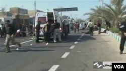 Sebuah ambulans tiba di lokasi untuk mengangkut korban luka-luka dalam pemboman di Chahbahar, Iran, Rabu 15 Desember 2010.