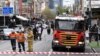 Personil Layanan Darurat di daerah yang mengalami kerusakan akibat gempa bumi di pinggiran Windsor, Melbourne, Australia, 22 September 2021. (Foto: AAP Image/James Ross via REUTERS)