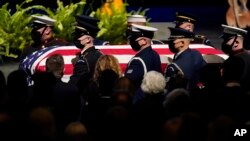 Pengawal kehormatan militer membawa peti jenazah mantan Pemimpin Mayoritas Senat AS, Harry Reid yang berselimutkan bendera, dalam upacara peringatan di Smith Center, Las Vegas, Sabtu, 8 Januari 2022.