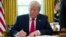 Tổng thống Donald Trump ký lệnh gia tăng trừng phạt đối với Iran tại Phòng Bầu dục, Tòa Bạch Ốc ngày 24/6/2019.