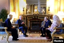 Британський король Чарльз під час зустрічі в Букінгемському палаці з двома вцілілими, які пережили геноцид. 27 січня 2023. Victoria Jones/Pool via REUTERS
