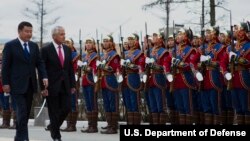 2014年4月10日蒙古烏蘭巴托：美國國防部長哈格爾(右)與蒙古國防部長巴特額爾登在檢閱儀式上 (國防部照片)