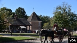 La ciudad colonial de Williamsburg en Virginia es considerada el museo viviente más grande del mundo, imagen del centro histórico de la ciudad con vista a la restaurada plaza de comercio, el 19 de octubre de 2024. [Foto: Tomás Guevara / VOA]