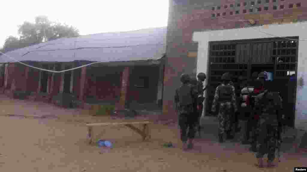 Soldiers enter the gate of Bama Prison, Maiduguri, Borno State, Nigeria May 7, 2013.