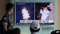 A South Korean army soldier watches a TV news program showing images of a North Korea ballistic missile launch, at Seoul Railway station in Seoul, South Korea, Aug. 25, 2016. 