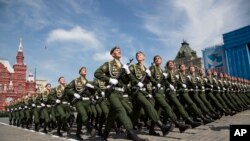 Pasukan Rusia melakukan Parade Kemenangan di Moskow memperingati 70 tahun kemenangan atas Nazi pada Perang Dunia II (foto: dok). Rusia mengancam akan mengerahkan lebih banyak pasukannya ke perbatasan.