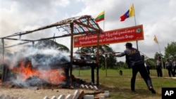 26일 '세계 마약퇴치의 날'을 맞이하여 열린 기념 행사에서 버마 경찰이 적발한 마약을 태우고 있다.