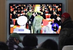 지난 2013년 12월 한국 서울역에 설치된 TV에서 북한이 장성택 국방위원회 부위원장 체포 사실을 공개했다는 보도가 나오고 있다.