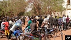 Des badauds observent un bar qui a été le théàtre d'une attaque aux expplositifs à Bamako, au Mali, le 7 mars 2015.