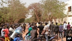 La foule sur les lieux d'un attentat à Bamako, le 7 mars 2015