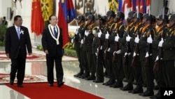 China's Premier Wen Jiabao, second form left, inspects honor guards with Cambodia's Prime Minister Hun Sen, left, during an official welcoming ceremony in Phnom Penh, Cambodia, Sunday, Nov. 18, 2012. (AP Photo/Vincent Thian)