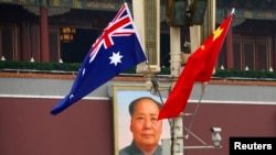 Bendera nasional Australia berkibar di sebelah bendera nasional China di depan potret raksasa mantan Ketua Mao Zedong di Lapangan Tiananmen di Beijing, 25 April 2011. (Foto: Reuters)