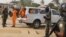 Des prisonniers escortés par la police mozambicaine à Sofala au Mozambique le 23 juillet 2020.