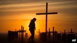 152 cruzes na praia de Copacabana no Rio de Janeiro em memória dos polícias mortos entre 2013 e 2014. Dez. 9, 2014. 