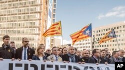 Les maires de Catalogne protestent à l'extérieur de la Commission européenne à Bruxelles, Belgique, le 7 novembre 2017.