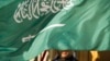 ILUSTRASI - Wajah seorang anggota pengawal kehormatan tertutup bendera Arab Saudi di Washington, 22 Maret 2018. Arab Saudi mengeksekusi tujuh orang yang dituduh “teroris”, Selasa, 27 Februari 2024. (AP/Cliff Owen, File)