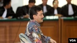 Mantan Menteri Pemuda dan Olahraga Andi Mallarangeng di persidangan. ia divonis 4 tahun penjara atas keterlibatannya dalam kasus korupsi proyek Hambalang, 18/7/2014 (VOA/ Fathiyah Wardah). 