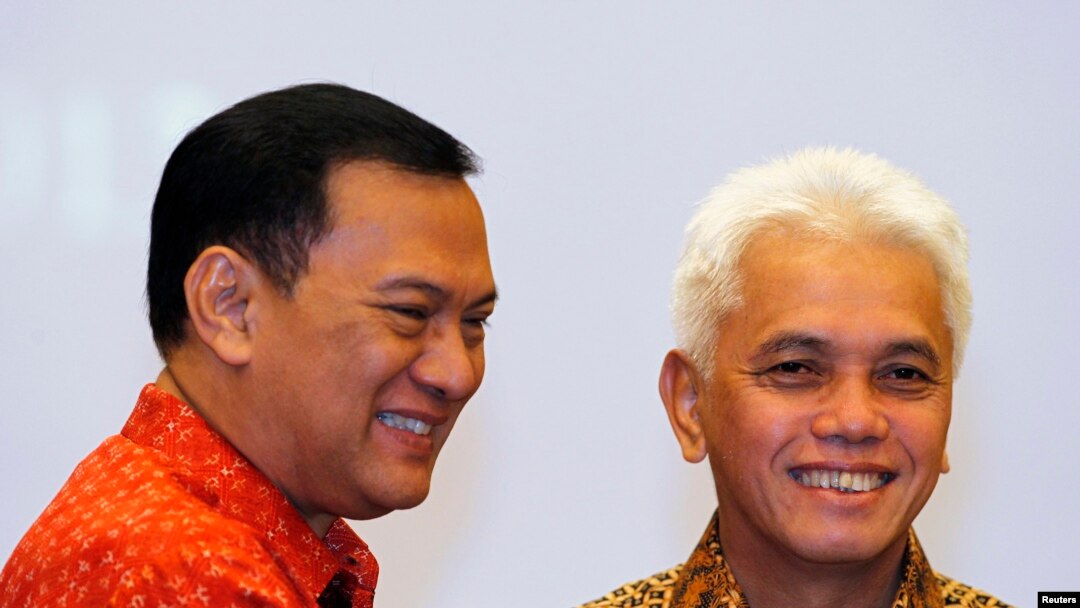 Menko Perekonomian Hatta Rajasa (kanan) didampingi mantan Menkeu Agus Martowardojo pasca serah terima jabatan di Jakarta (22/4). 