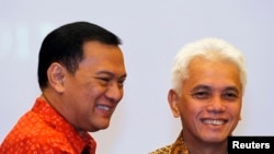 Menko Perekonomian Hatta Rajasa (kanan) didampingi mantan Menkeu Agus Martowardojo pasca serah terima jabatan di Jakarta (22/4). 