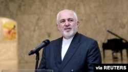 Menteri Luar Negeri Iran Mohammad Javad Zarif di Istana Presiden di Baabda, Lebanon, 14 Agustus 2020. (Dalati Nohra/Handout via Reuters)