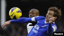 Nikica Jelavic dari Everton (kanan) menantang William Gallas dari Tottenham Hotspur dalam pertandingan Liga Premier Inggris, Minggu (9/12). (Reuters/Nigel Roddis)