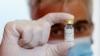 Un trabajador sanitario muestra un vial de la vacuna contra la viruela del mono en un centro de vacunación en Niza, Francia, el 27 de julio de 2022.