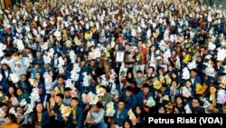 Sebanyak 2.400 wayang Punakawan dari kertas karton dibuat mahasiswa Universitas Surabaya dan berhasil meraih penghargaan MURI (Foto: VOA/ Petrus Riski).