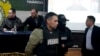 Miguel Ángel Burgos es presentado a la prensa esposado por la policía después de su arresto en La Paz, Bolivia, el viernes 28 de junio de 2024. 