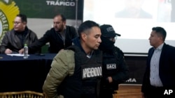Miguel Ángel Burgos es presentado a la prensa esposado por la policía después de su arresto en La Paz, Bolivia, el viernes 28 de junio de 2024. 