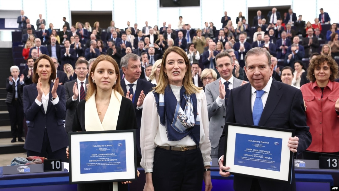 El excandidato presidencial venezolano Edmundo González Urrutia y Ana Corina Sosa, hija y representante de María Corina Machado, después de la ceremonia de entrega del premio Sájarov de derechos humanos 2024 en el Parlamento Europeo en Estrasburgo, el 17 de diciembre de 2024. 