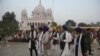 Jemaah Sikh India mengunjungi kuil pemimpin spiritual mereka, Guru Nanak Dev di Kartarpur, Pakistan, 28 November 2018. (Foto: dok).