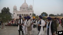 Jemaah Sikh India mengunjungi kuil pemimpin spiritual mereka, Guru Nanak Dev di Kartarpur, Pakistan, 28 November 2018. (Foto: dok).