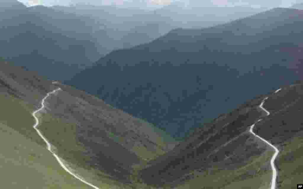 夹金山及其附近的高山