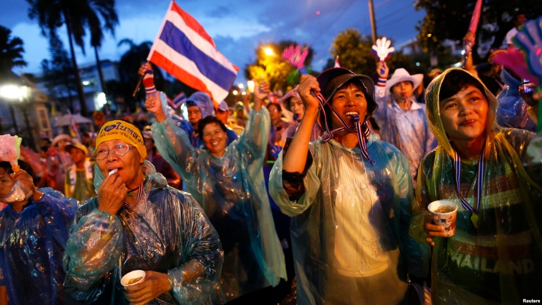Đoàn biểu tình chống chính phủ chặn con đường bên ngoài Bộ Nội vụ ở Bangkok, Thái Lan, 26/11/13