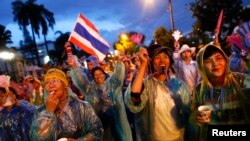 泰国反政府抗议者围堵在曼谷的内政部大楼外