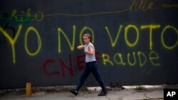 El gobierno interino que lidera Juan Guaidó sostiene que convocará elecciones una vez que cese "la usurpación", pero el presidente en disputa, Nicolás Maduro, dice que las elecciones se efectuaron en mayo de 2018 y rechaza la agenda opositora que tilda de "golpista".