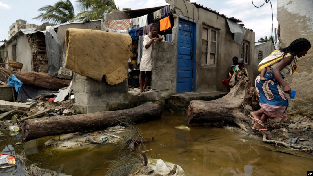 Abasinzikajwe n'imvura n'igihuhusi Idai mu gisagara ca Beira, muri Mozambique, ahatanguye kwibonekeza ikiza ca Cholera, itariki 27/03/2019.