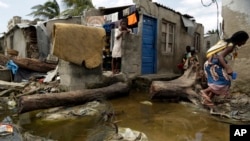 Abasinzikajwe n'imvura n'igihuhusi Idai mu gisagara ca Beira, muri Mozambique, ahatanguye kwibonekeza ikiza ca Cholera, itariki 27/03/2019.