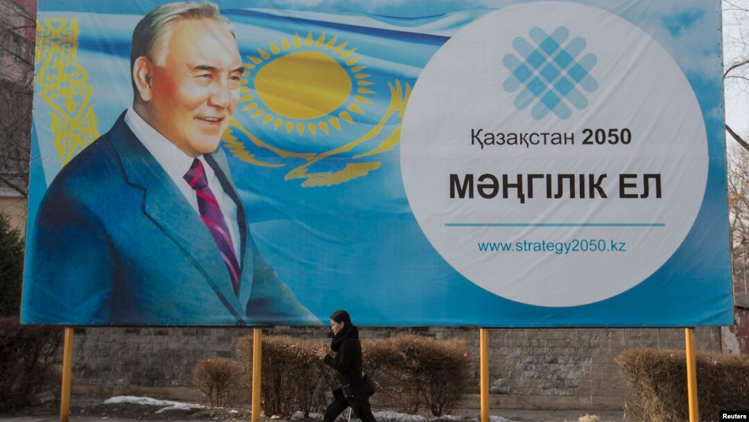 Olma-ota ko'chalarida Qozog'iston Prezidenti Nursulton Nazarboyev portreti aks etgan plakatlardan biri, 16-fevral, 2015-yil.