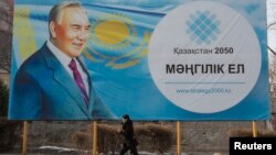 Olma-ota ko'chalarida Qozog'iston Prezidenti Nursulton Nazarboyev portreti aks etgan plakatlardan biri, 16-fevral, 2015-yil.